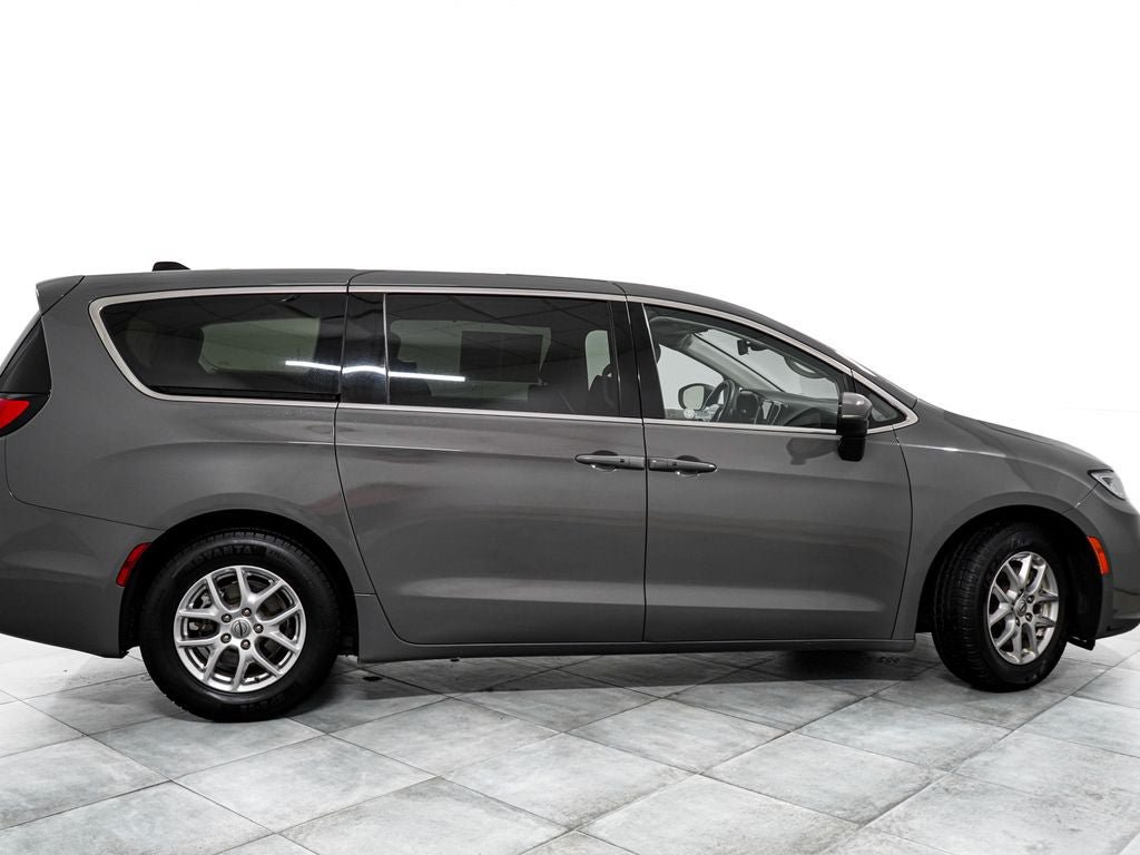 Used 2023 Chrysler Pacifica Touring-L FWD image 7
