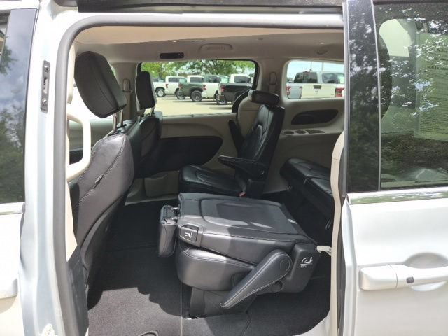 Used 2023 Chrysler Pacifica Touring-L FWD image 13