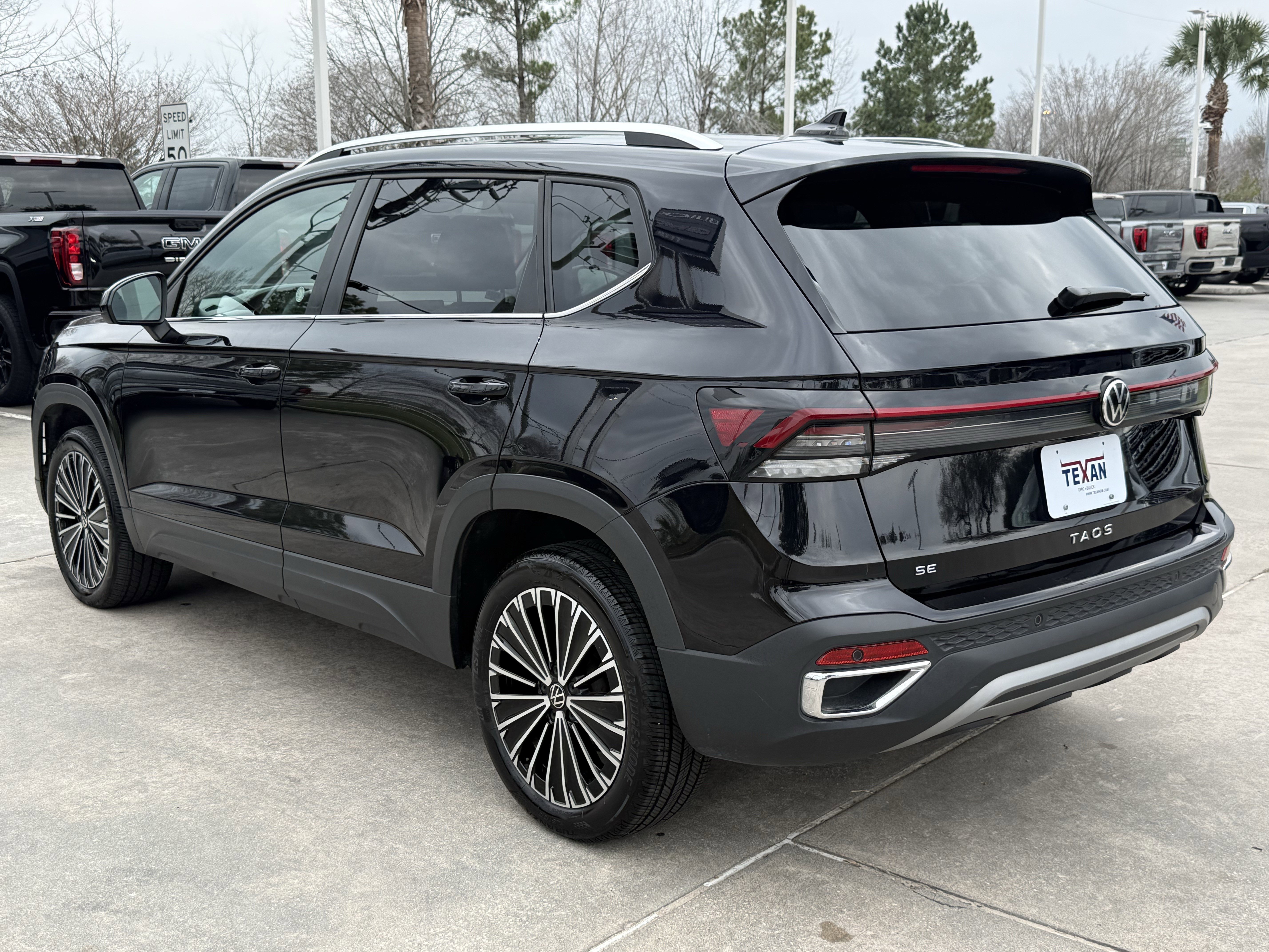 Used 2025 Volkswagen Taos SE image 7