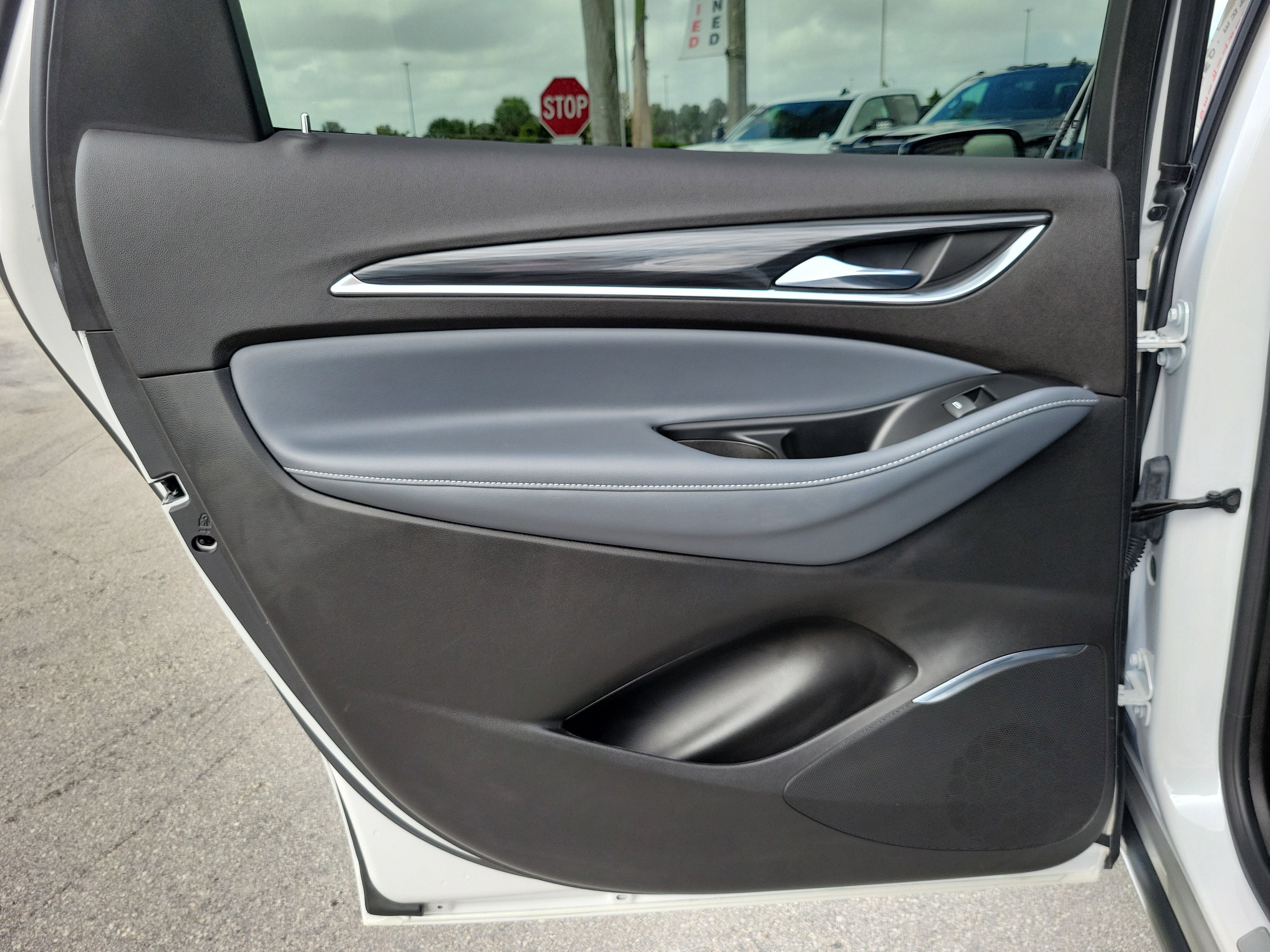 Used 2024 Buick Enclave Essence image 25