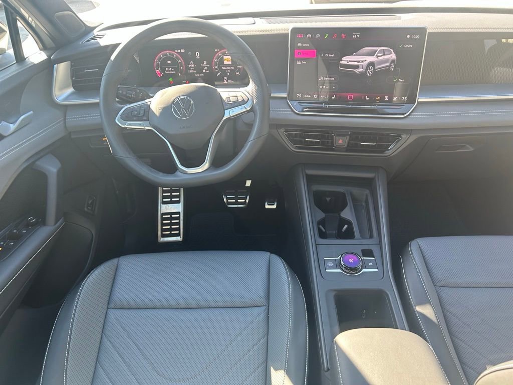 Certified 2025 Volkswagen Tiguan SE R-Line image 9