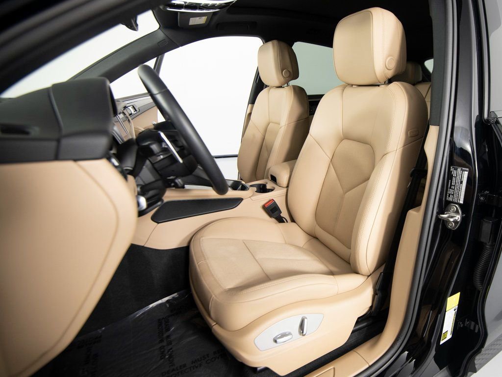 Certified 2025 Porsche Macan image 5