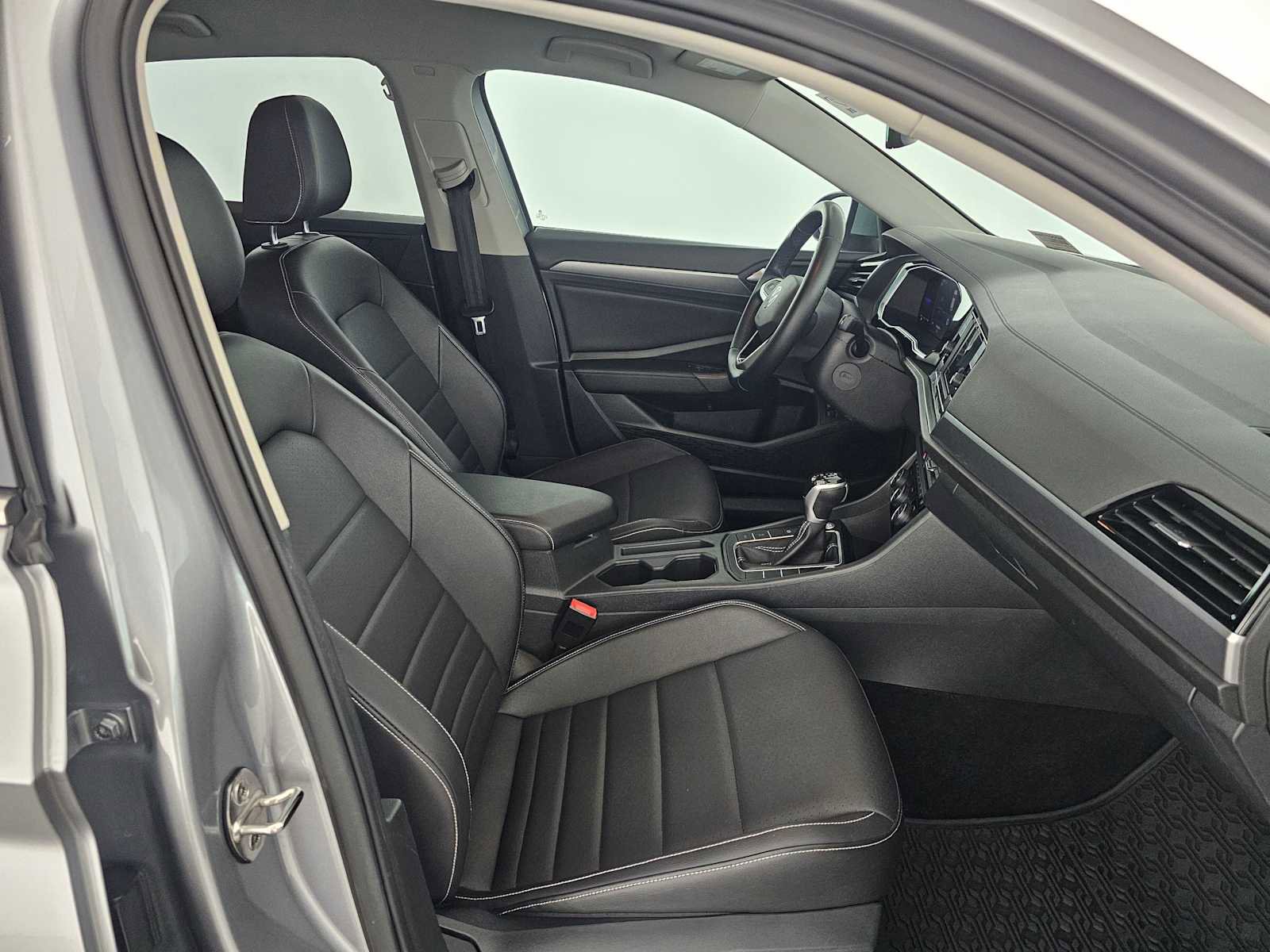 Used 2022 Volkswagen Jetta SE image 10