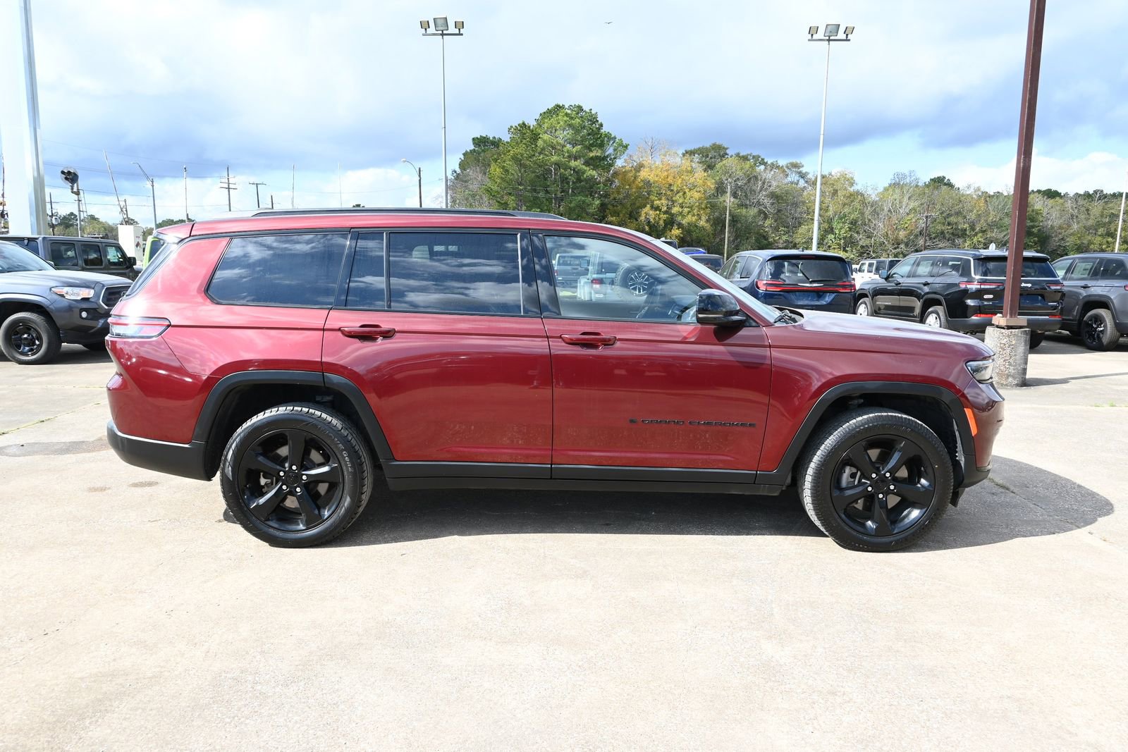 Used 2023 Jeep Grand Cherokee L Laredo image 7