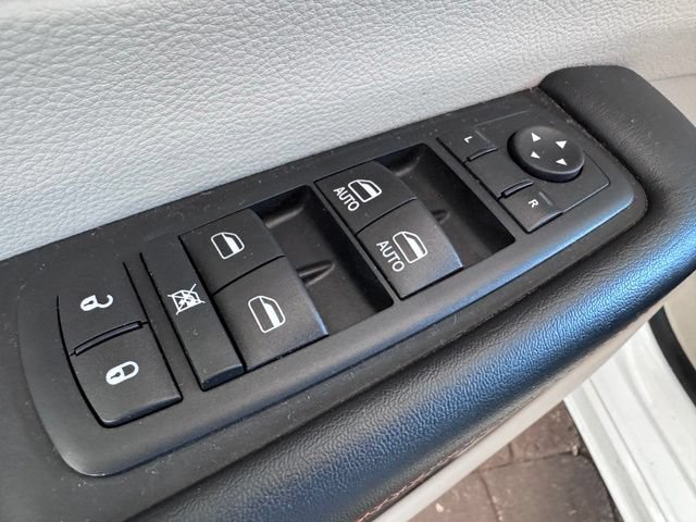 Used 2017 Chrysler Pacifica Touring-L FWD image 11