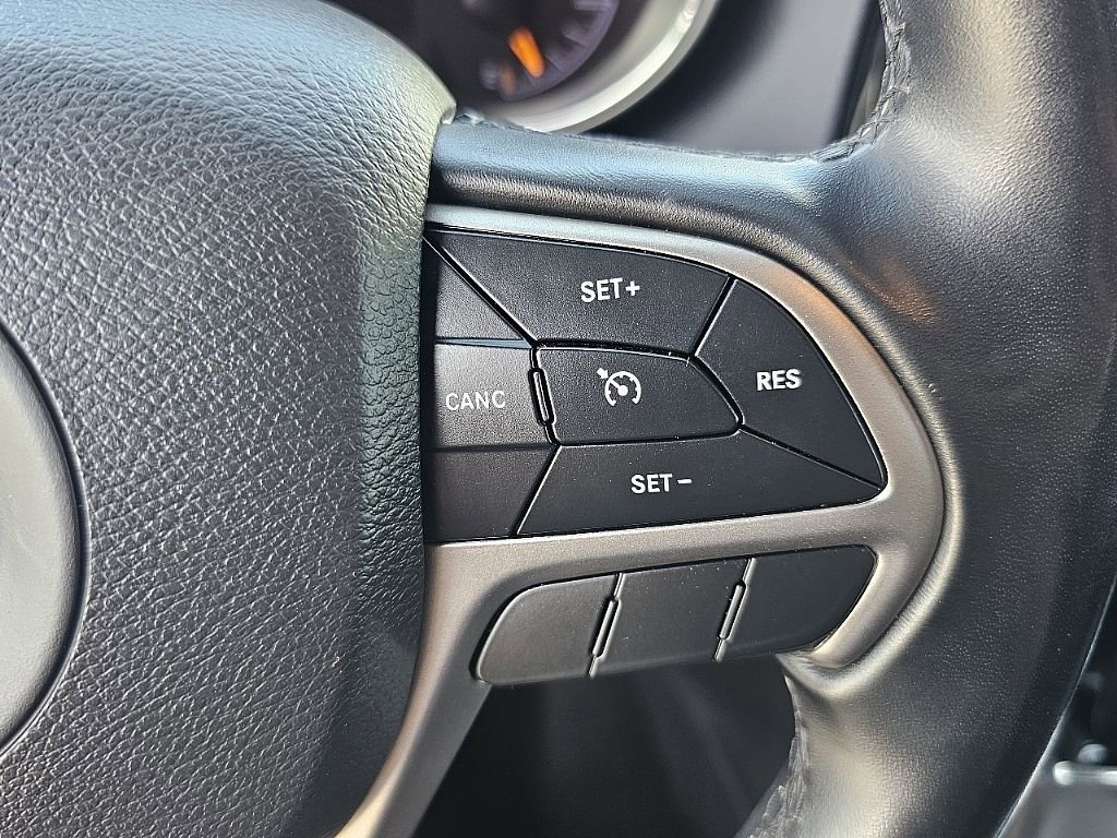 Used 2020 Jeep Grand Cherokee Laredo w/ 18" Wheel & 8.4" Radio Group image 31