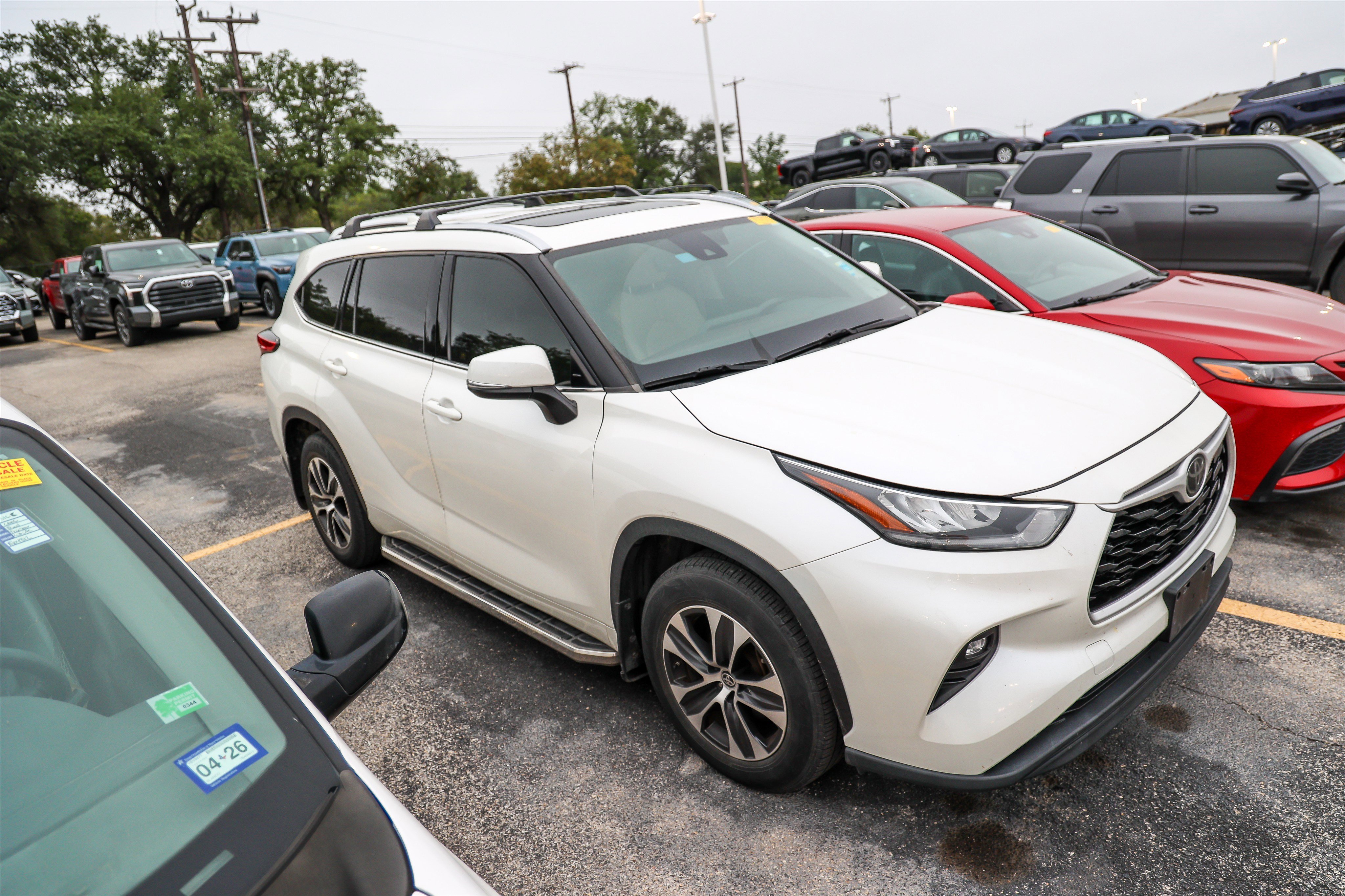 Used 2020 Toyota Highlander XLE FWD image 7