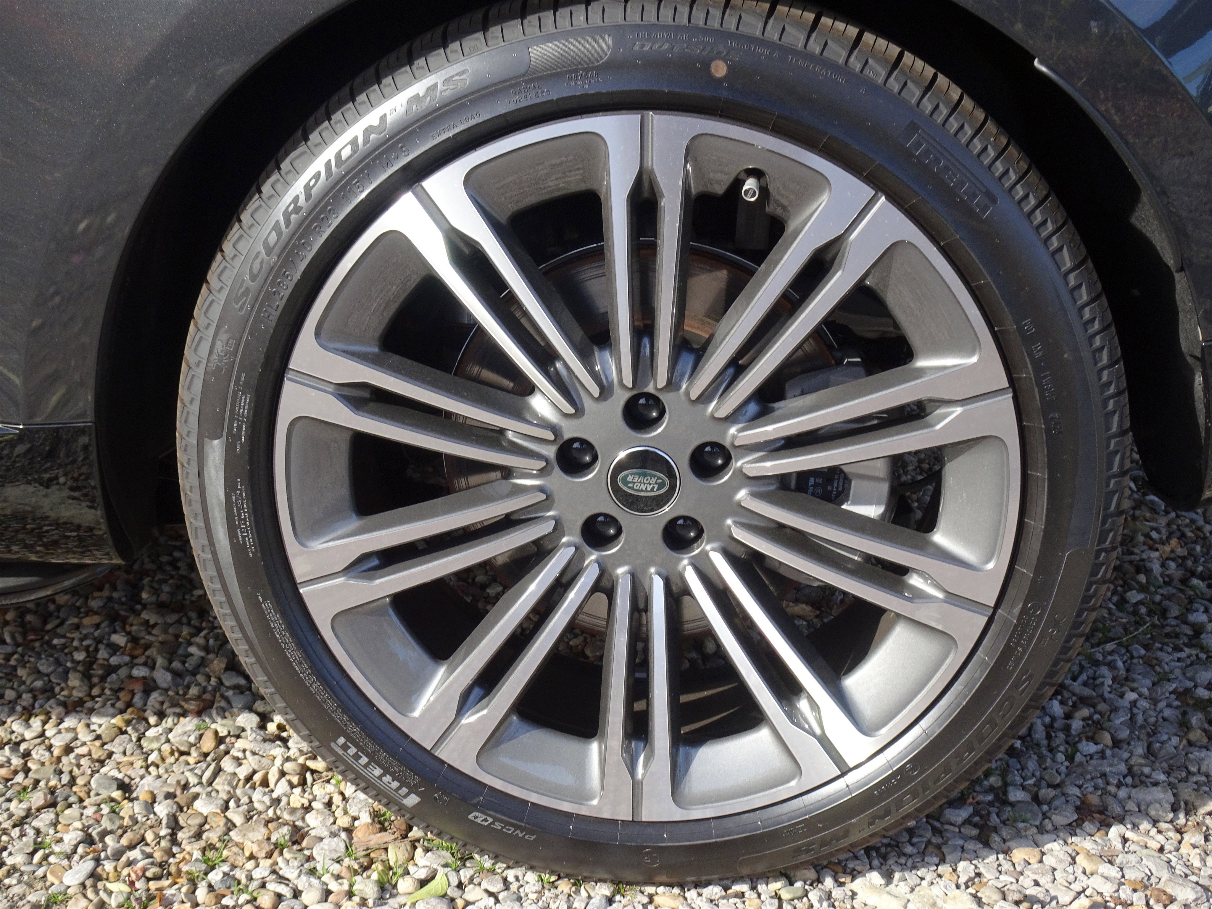 New 2025 Land Rover Range Rover SE image 32