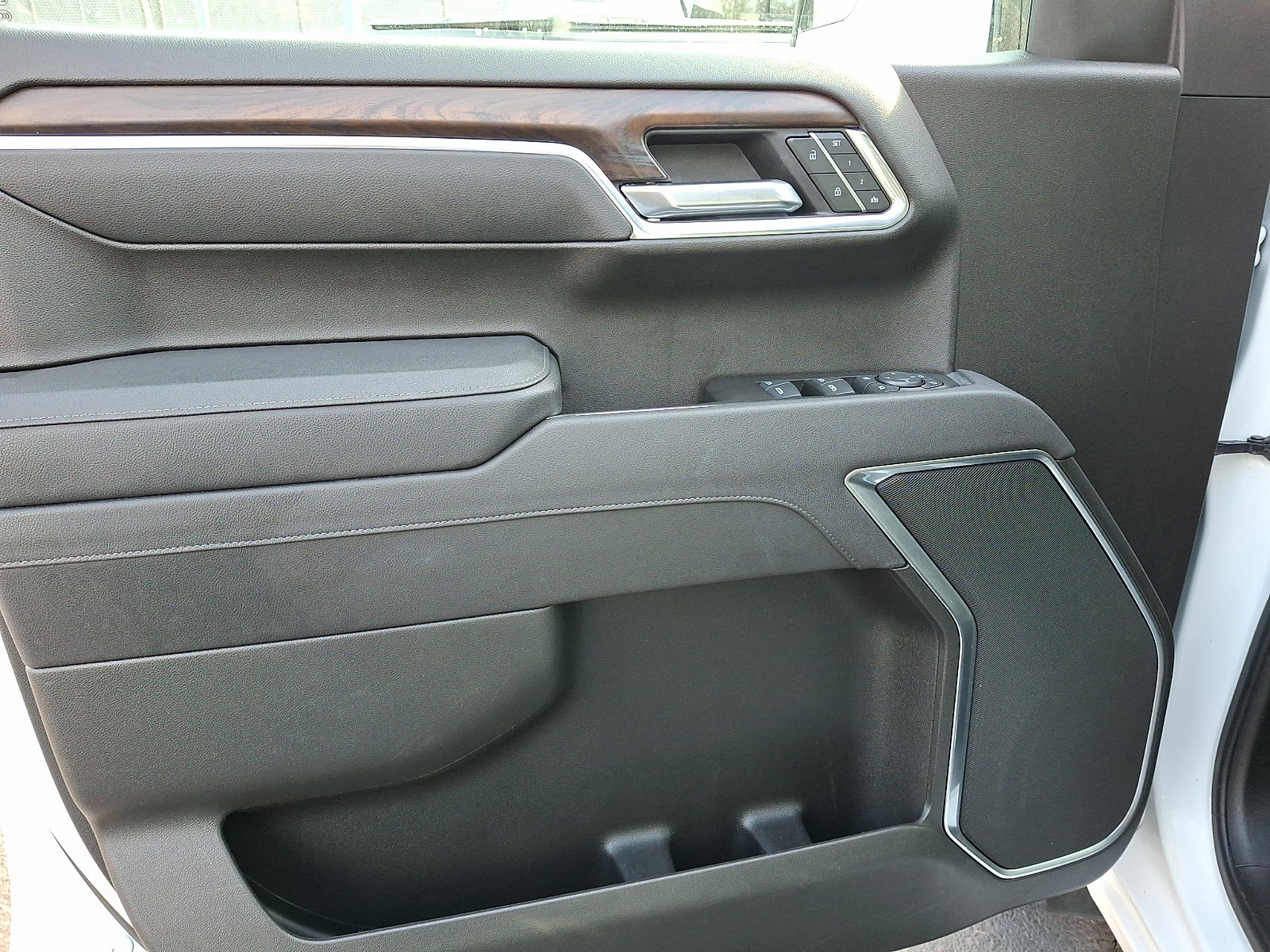 Certified 2025 GMC Sierra 1500 SLT image 14