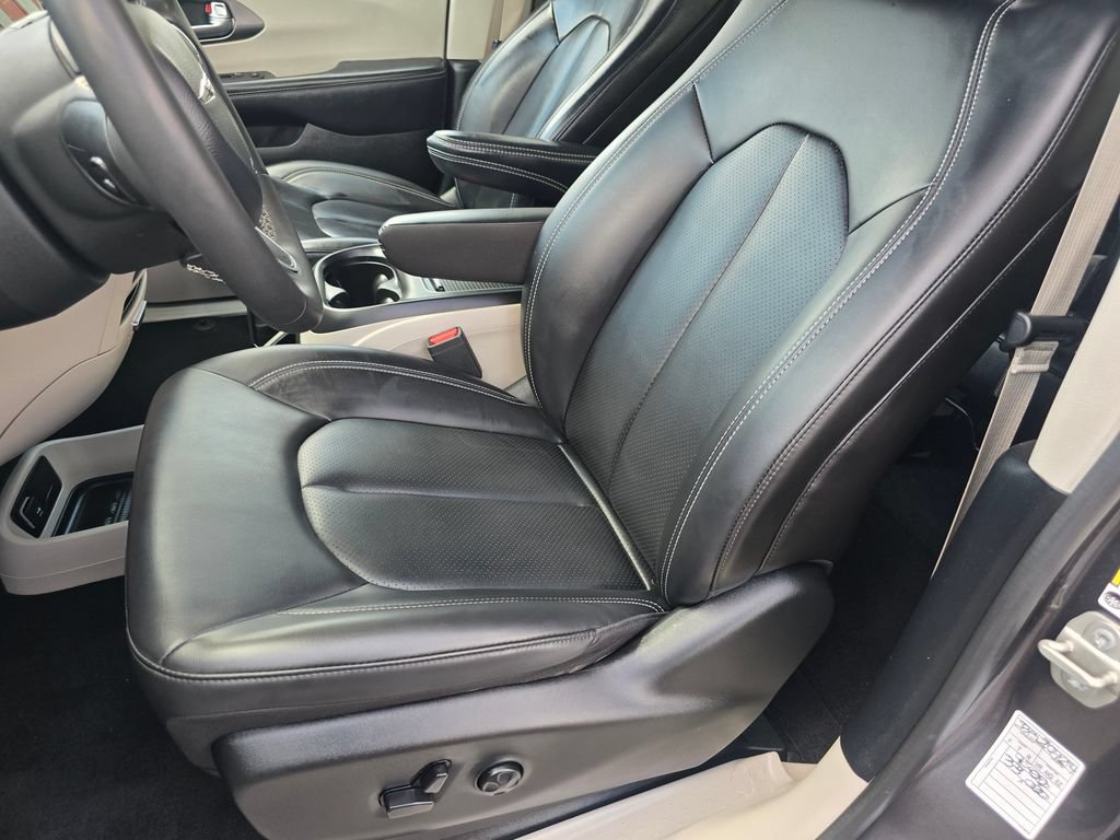 Used 2023 Chrysler Pacifica Touring-L FWD image 16