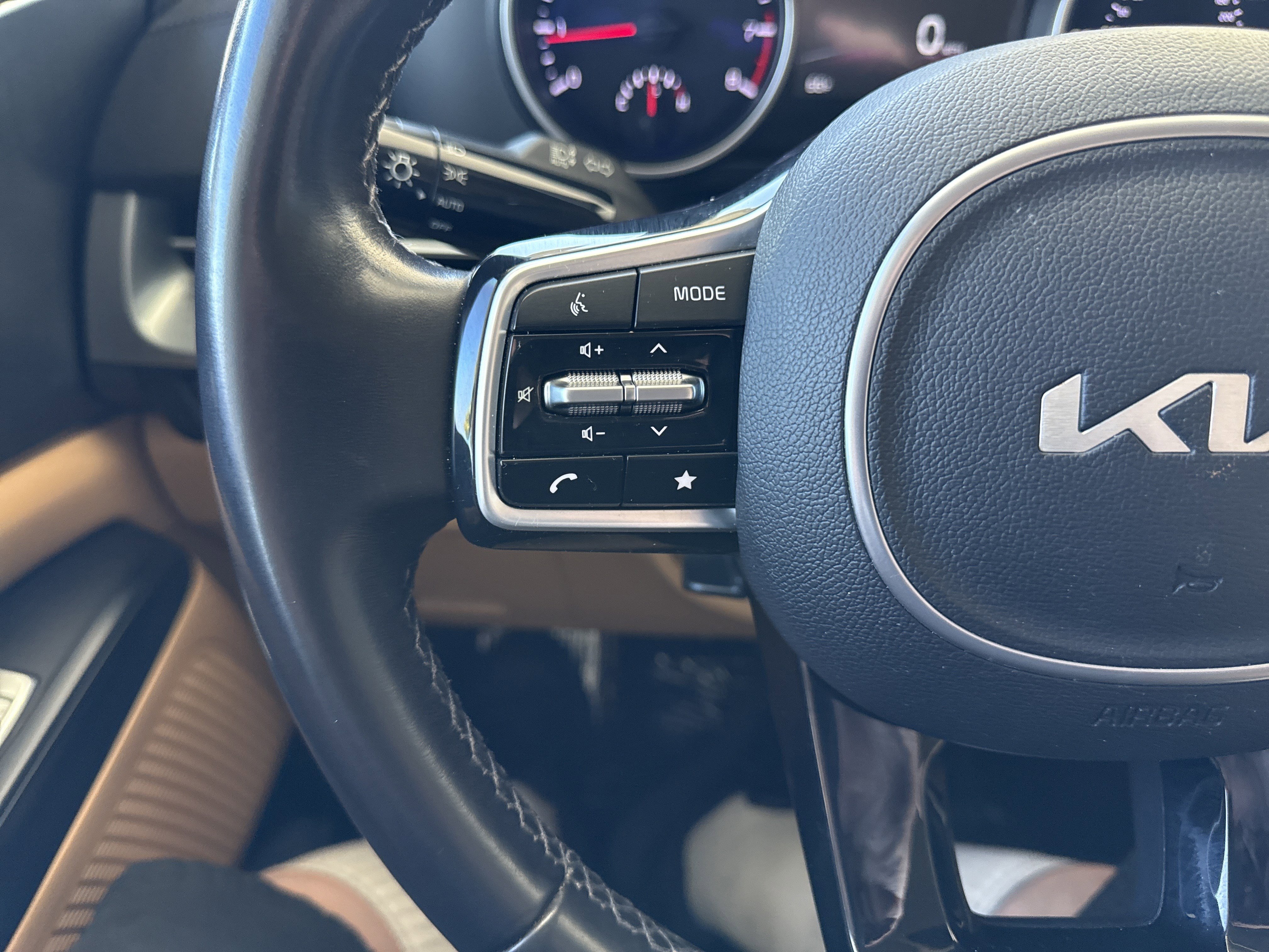 Used 2023 Kia Carnival LX image 18