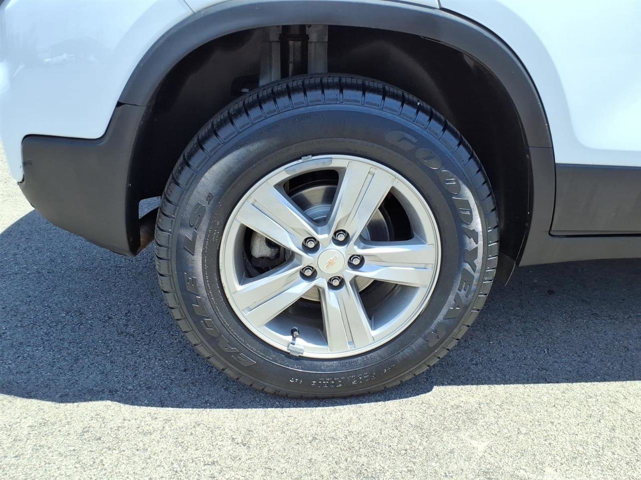 Used 2022 Chevrolet Trax LS w/ Tint and Cruise Package AWD/4WD image 5