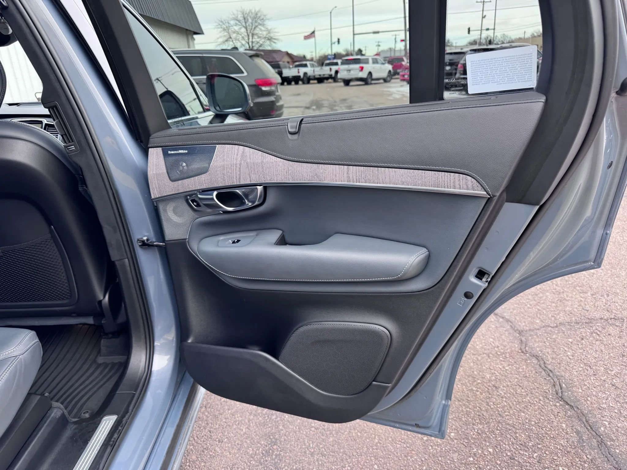 Used 2022 Volvo XC90 T6 Inscription w/ Lounge Package image 12