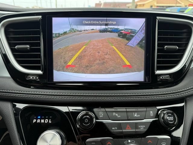 Used 2025 Chrysler Pacifica Limited FWD image 30