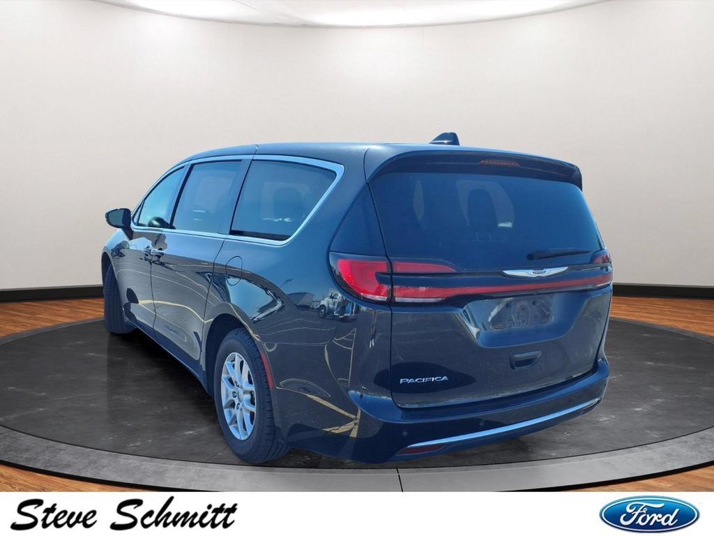 Used 2024 Chrysler Pacifica Touring-L FWD image 3