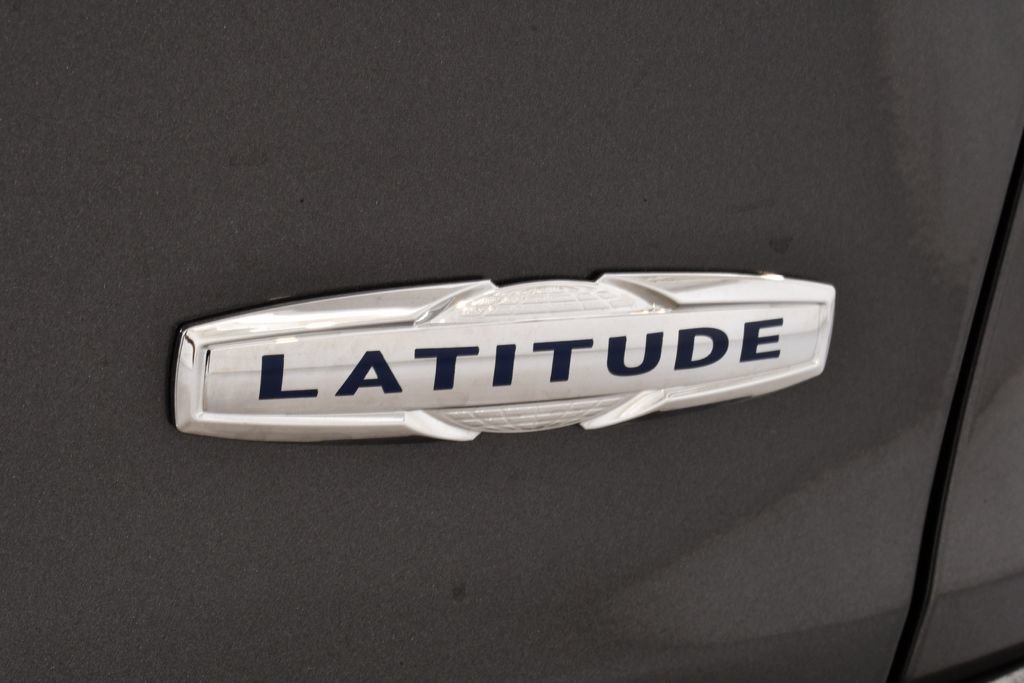 Used 2017 Jeep Cherokee Latitude AWD/4WD image 22