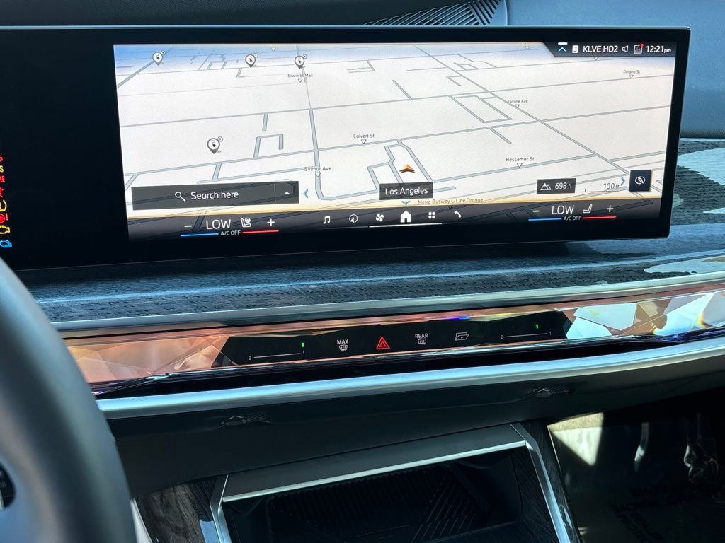 Used 2025 BMW 750e xDrive 750e xDrive w/ Premium Package image 19