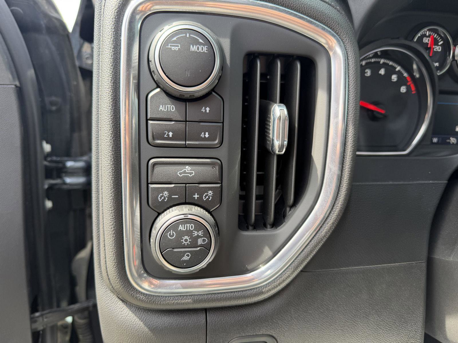 Used 2022 Chevrolet Silverado 1500 LT image 12