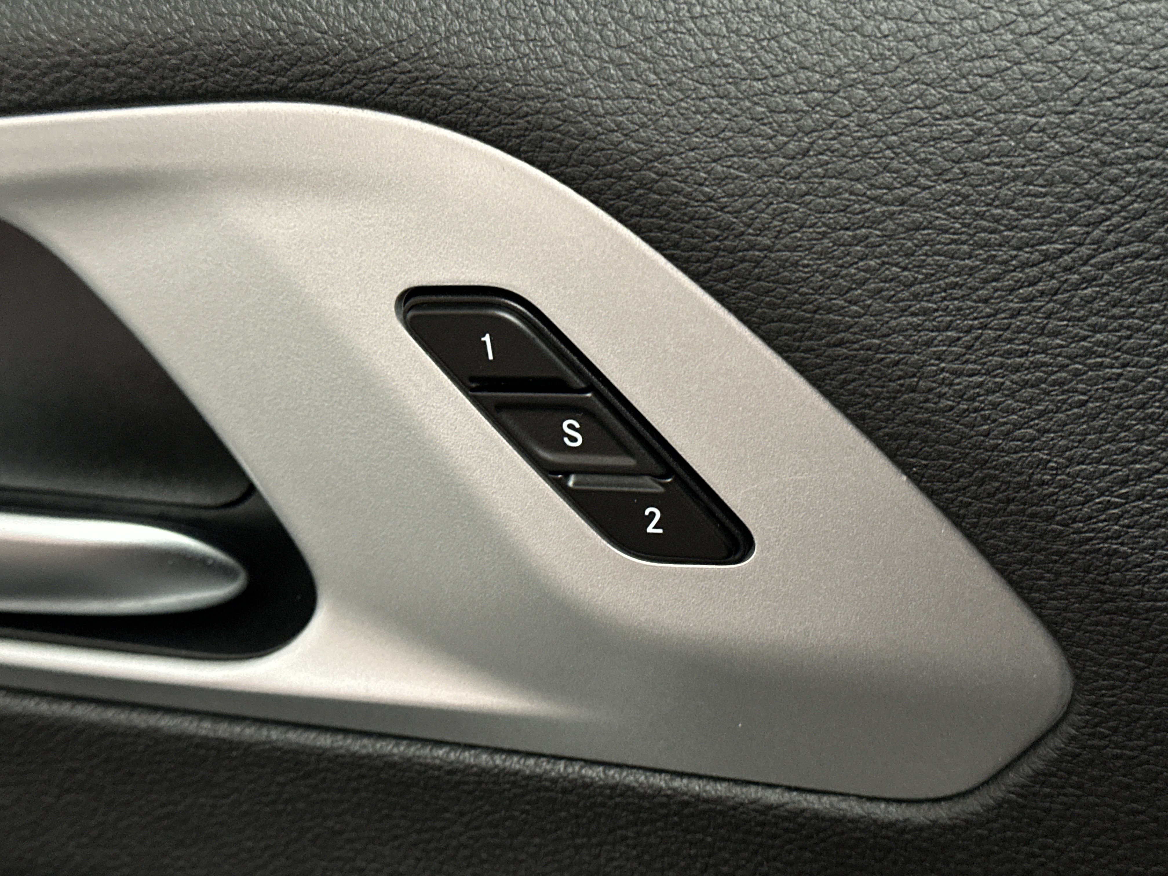 Used 2025 Chrysler Pacifica Limited FWD image 39