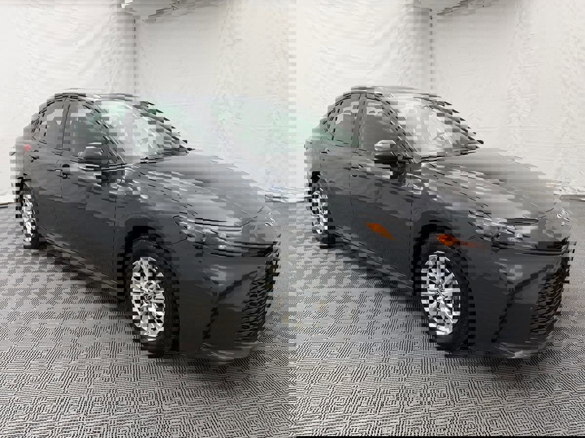 Used 2025 Toyota Camry LE image 3