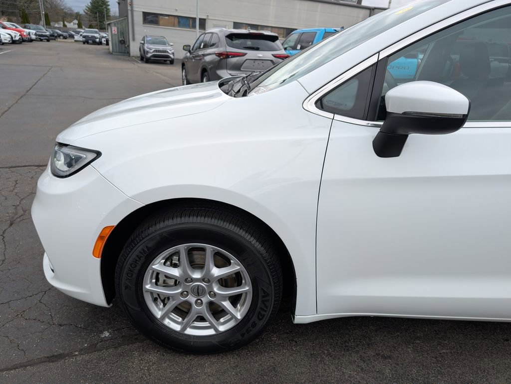 Used 2023 Chrysler Pacifica Touring-L FWD image 2