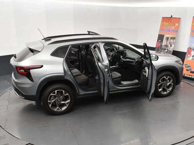 Used 2024 Chevrolet Trax LT w/ Sunroof Package image 6