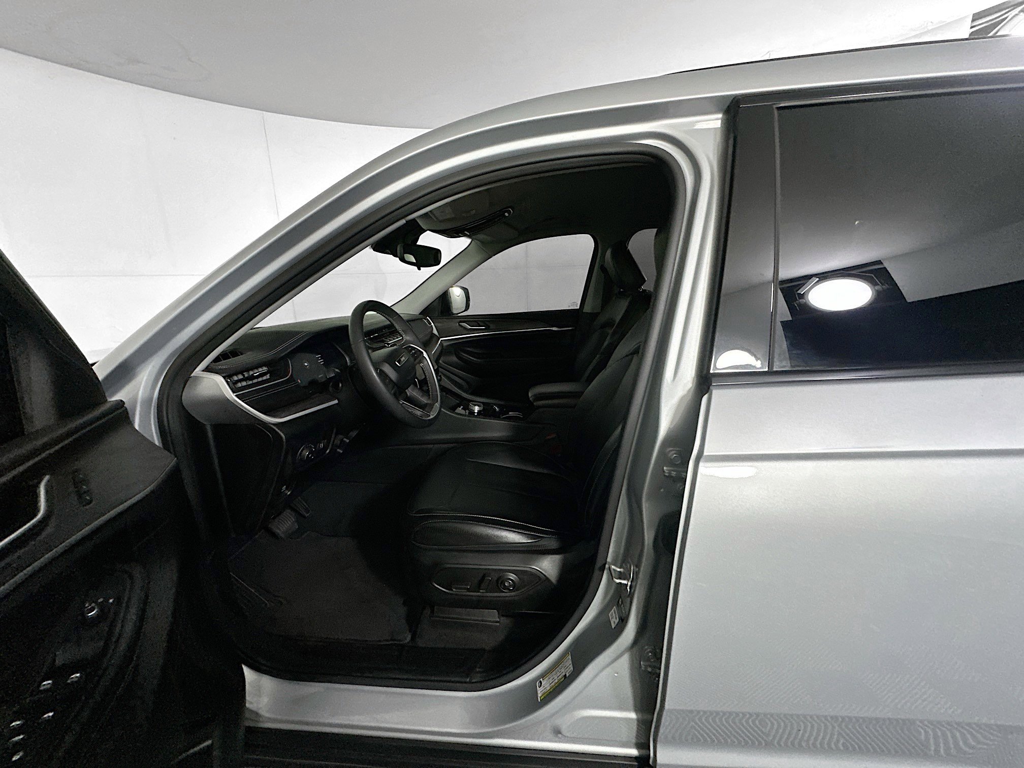 Used 2023 Jeep Grand Cherokee L Limited w/ Black Appearance Package RWD image 13