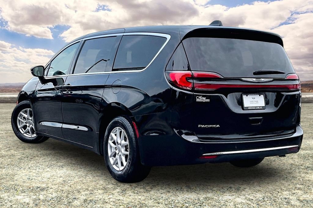 Used 2024 Chrysler Pacifica Touring-L FWD image 4