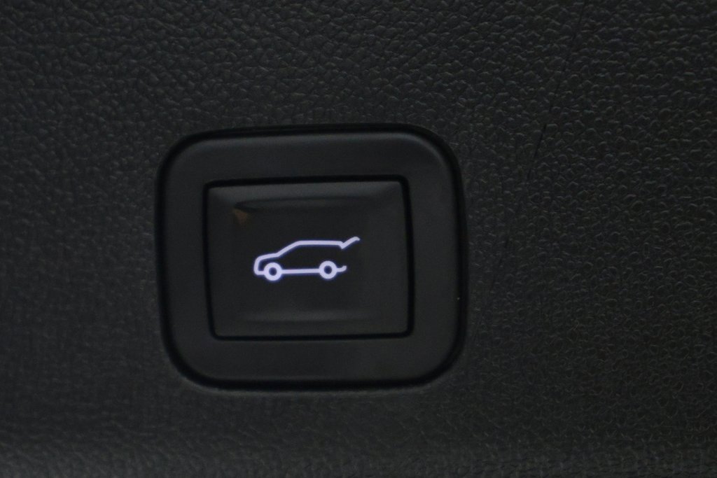 Used 2025 Chevrolet Suburban Z71 w/ Comfort Package image 8