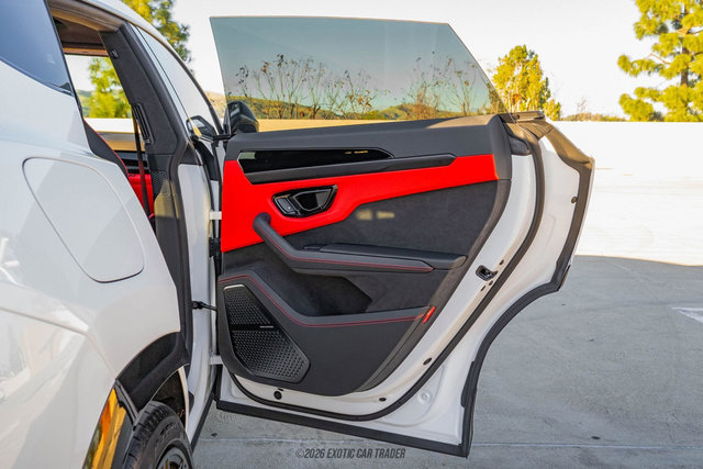 Used 2025 Lamborghini Urus SE AWD/4WD image 39