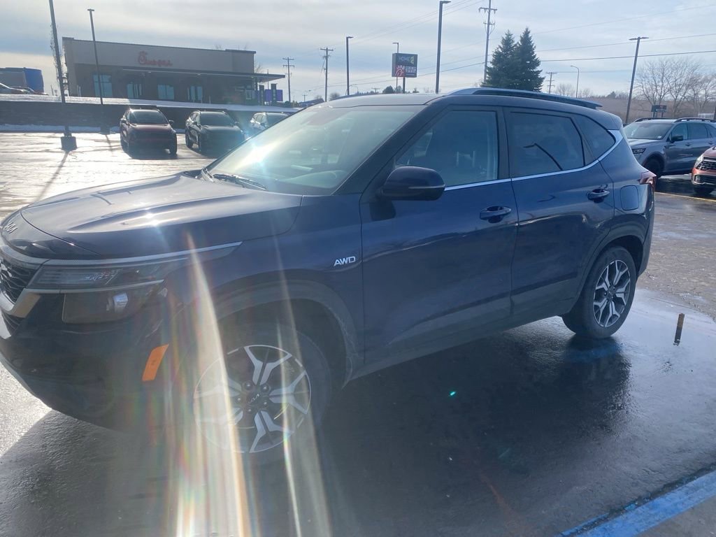 Used 2023 Kia Seltos EX image 3