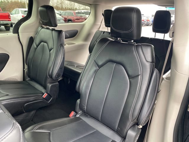 Used 2024 Chrysler Pacifica Touring-L FWD image 16