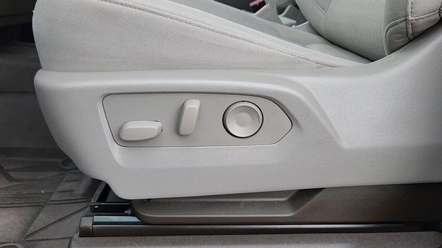 Used 2024 Chevrolet Silverado 2500 LT w/ Convenience Package image 9