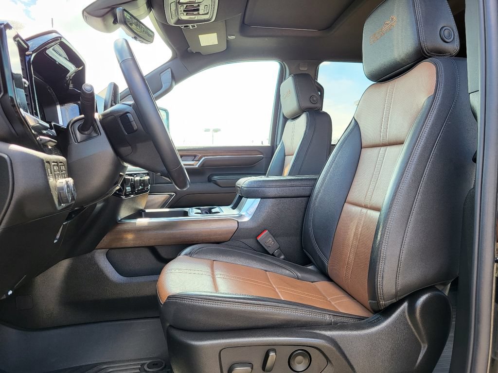 Used 2024 Chevrolet Silverado 2500 High Country w/ High Country Premium Package AWD/4WD image 4