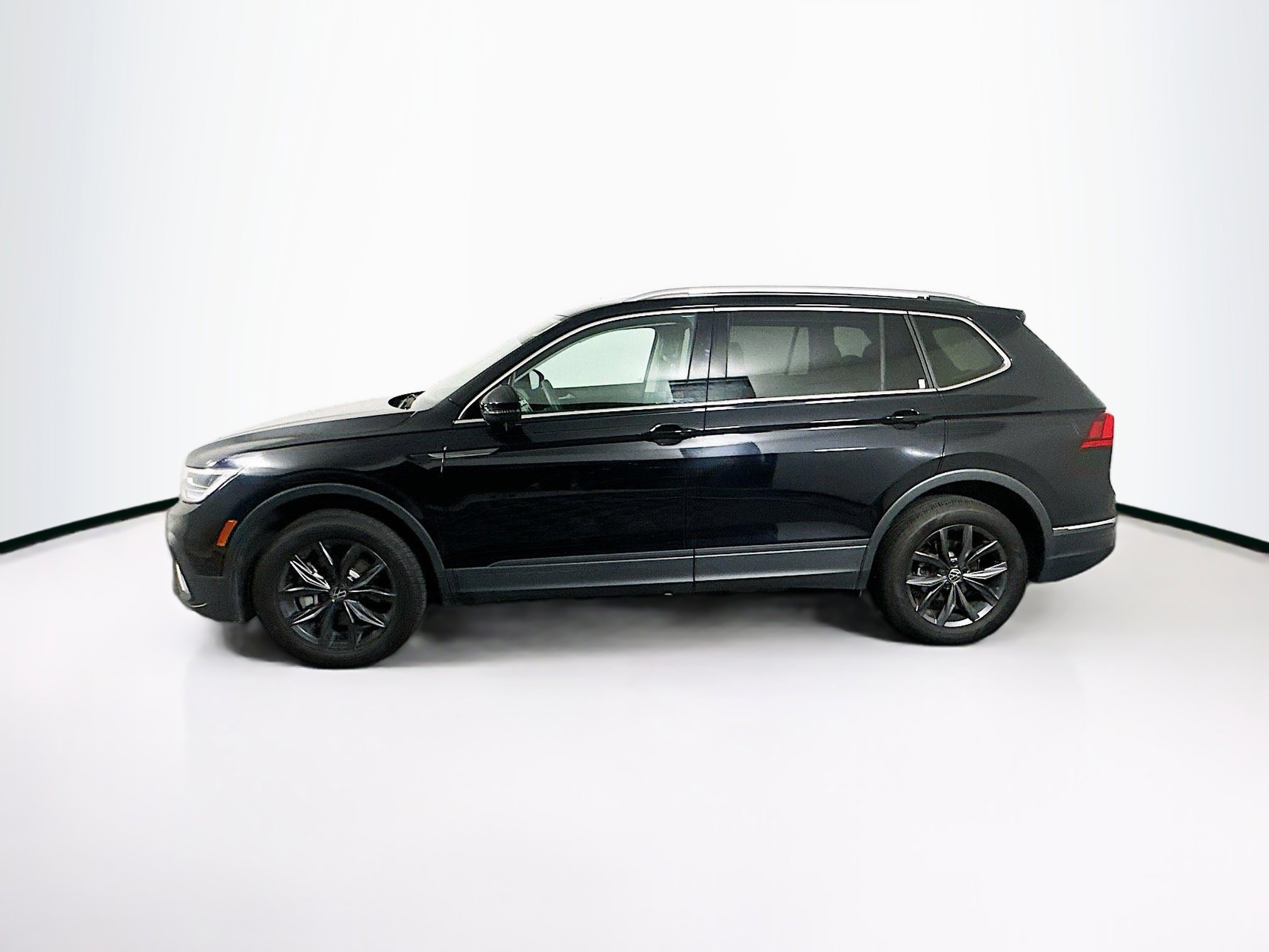 Used 2023 Volkswagen Tiguan SE FWD image 4