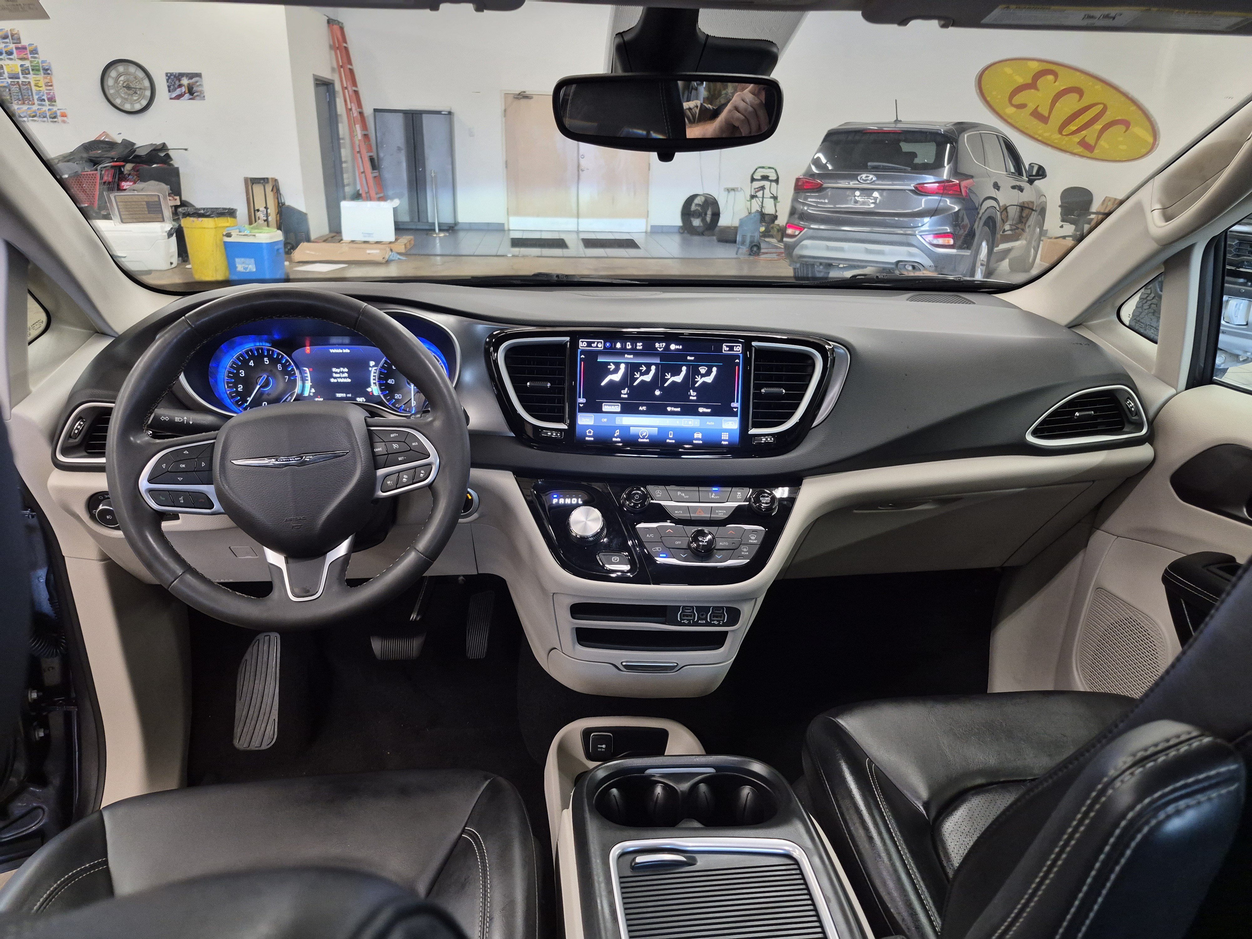 Used 2023 Chrysler Pacifica Touring-L FWD image 17