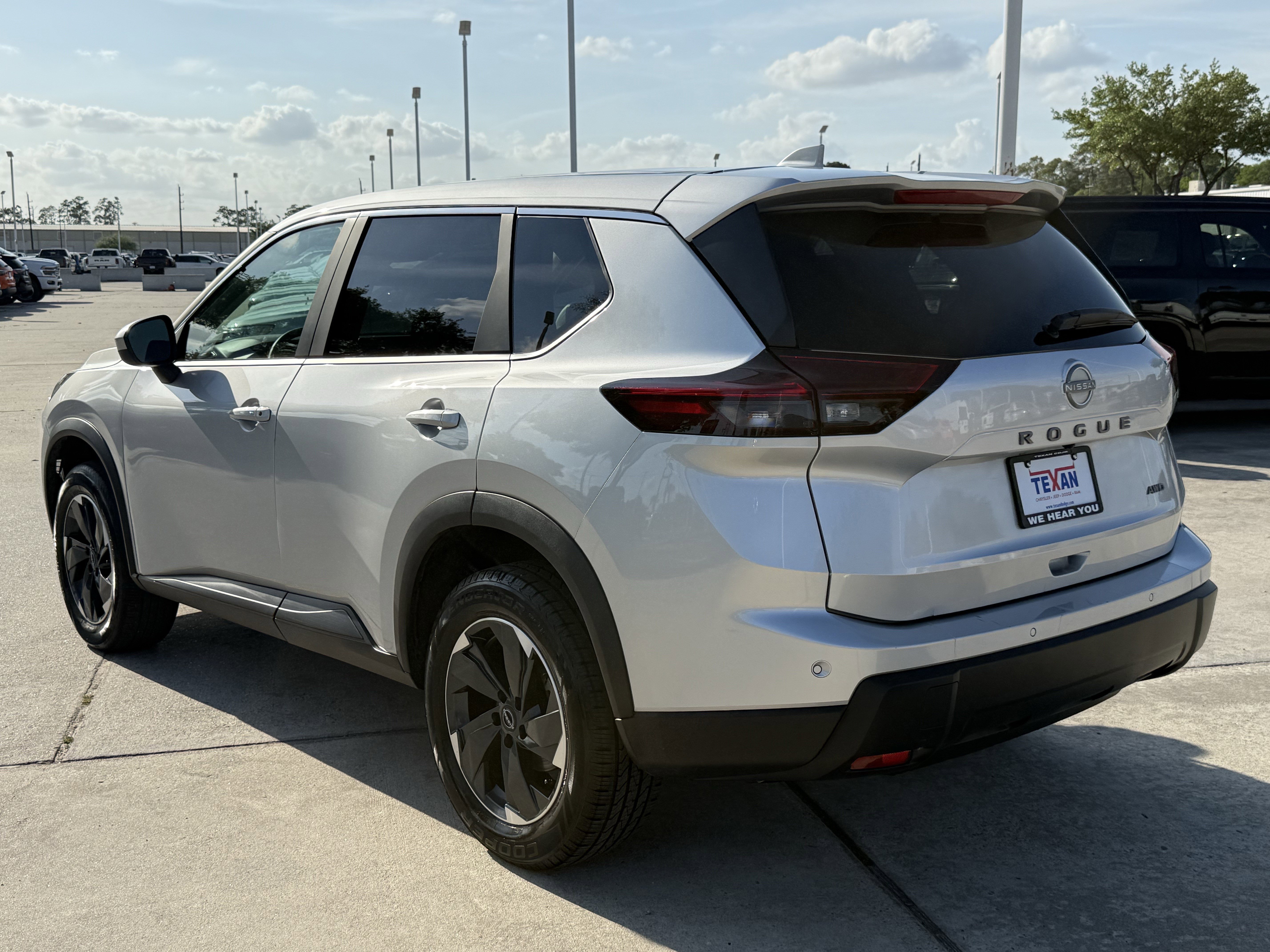 Used 2025 Nissan Rogue SV AWD/4WD image 7