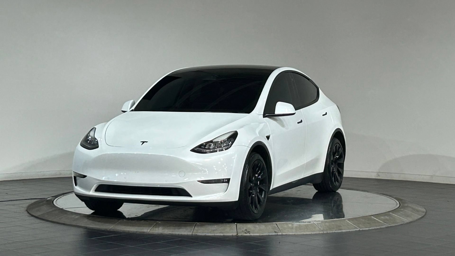 Used 2022 Tesla Model Y Long Range AWD/4WD image 5