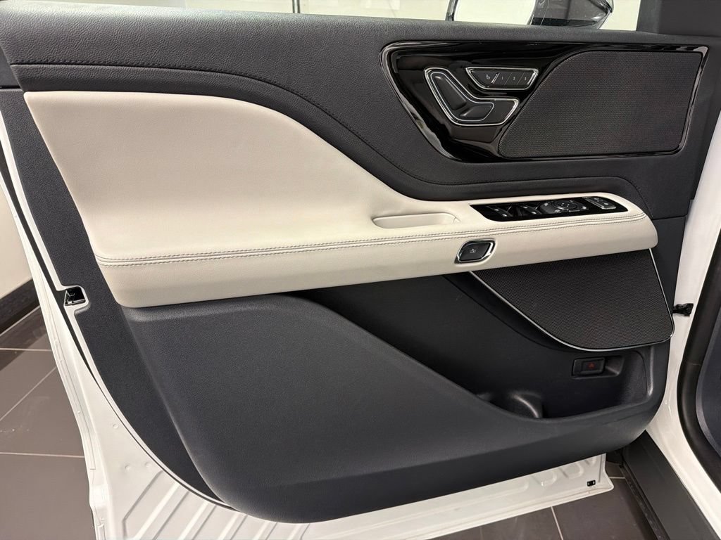 New 2026 Lincoln Aviator AWD image 29