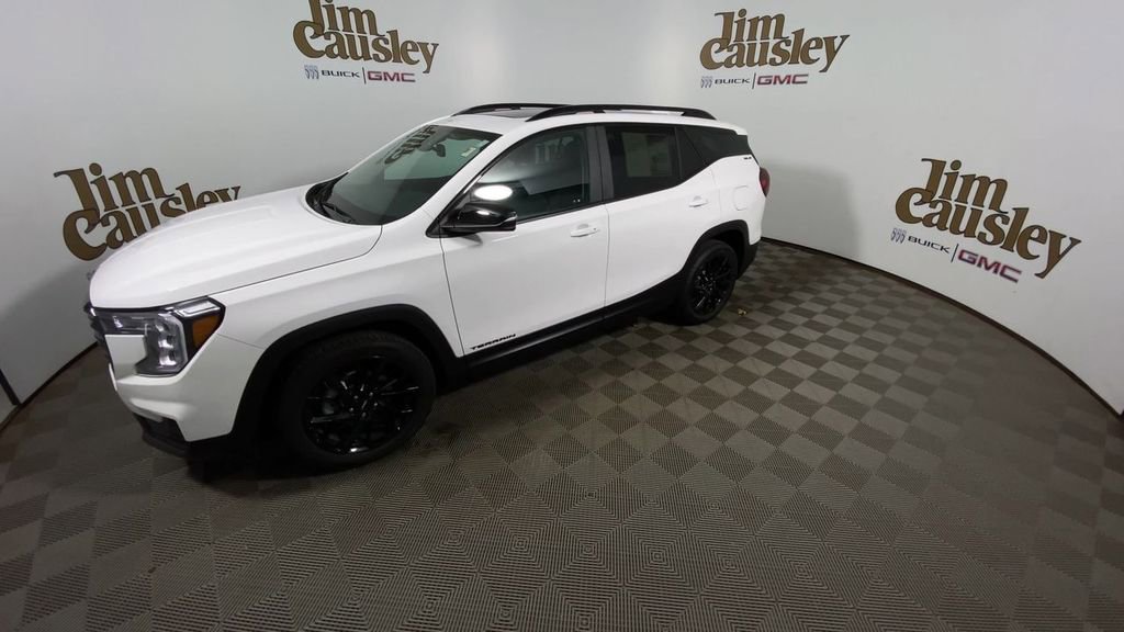 Used 2023 GMC Terrain SLE w/ Driver Convenience Package image 4