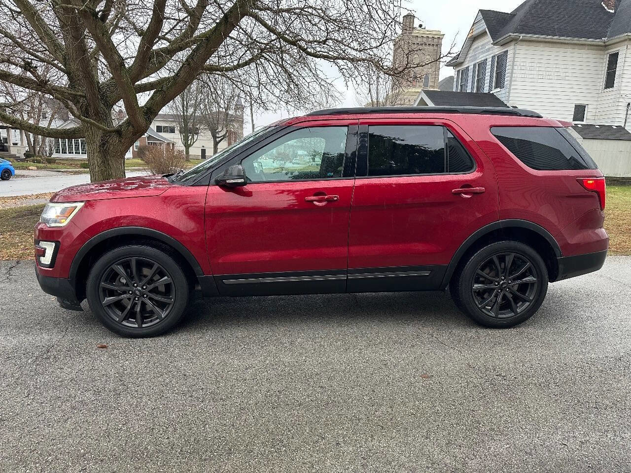 Used 2017 Ford Explorer XLT w/ Equipment Group 202A image 4