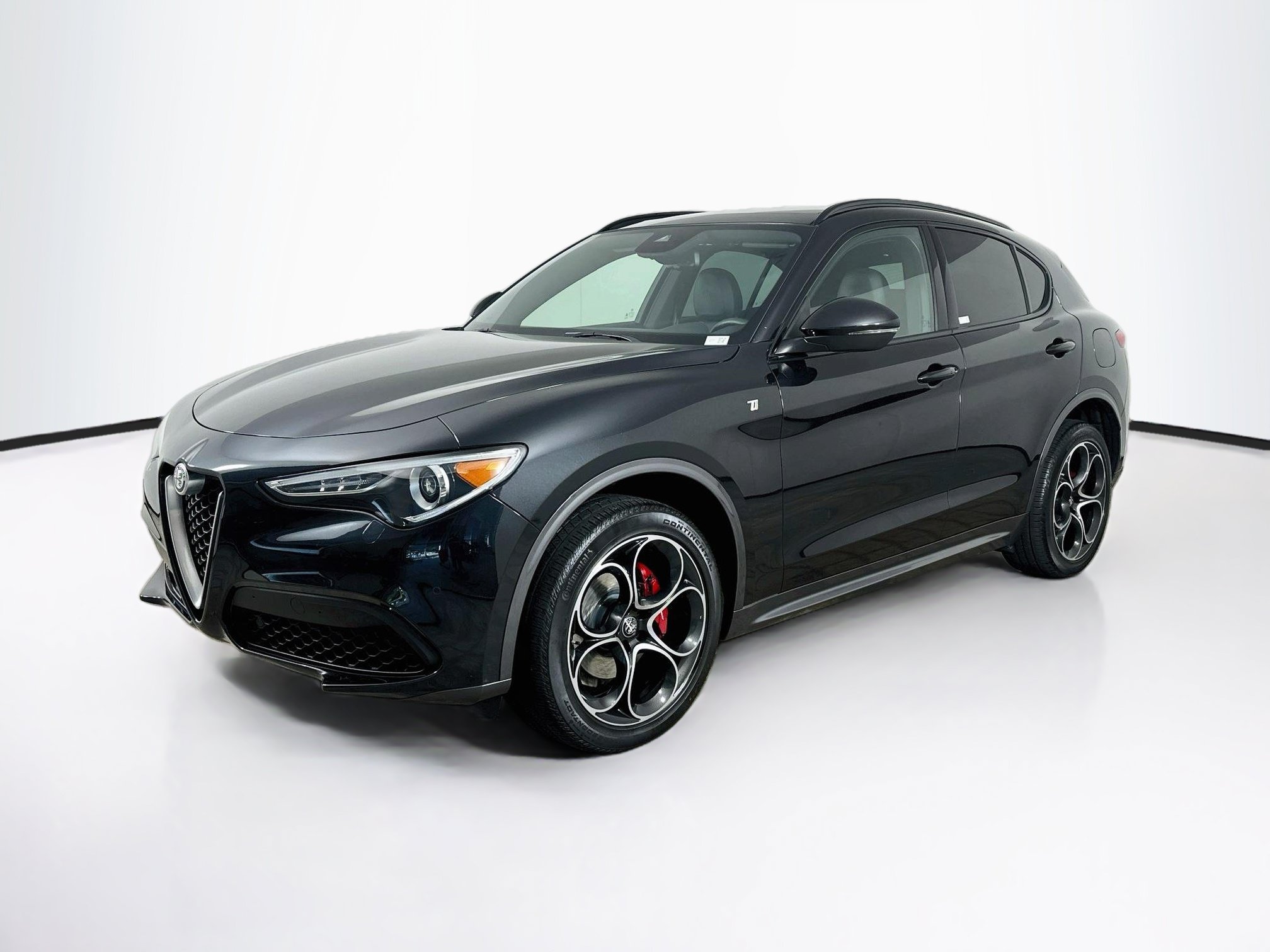 Used 2023 Alfa Romeo Stelvio Ti AWD/4WD image 3