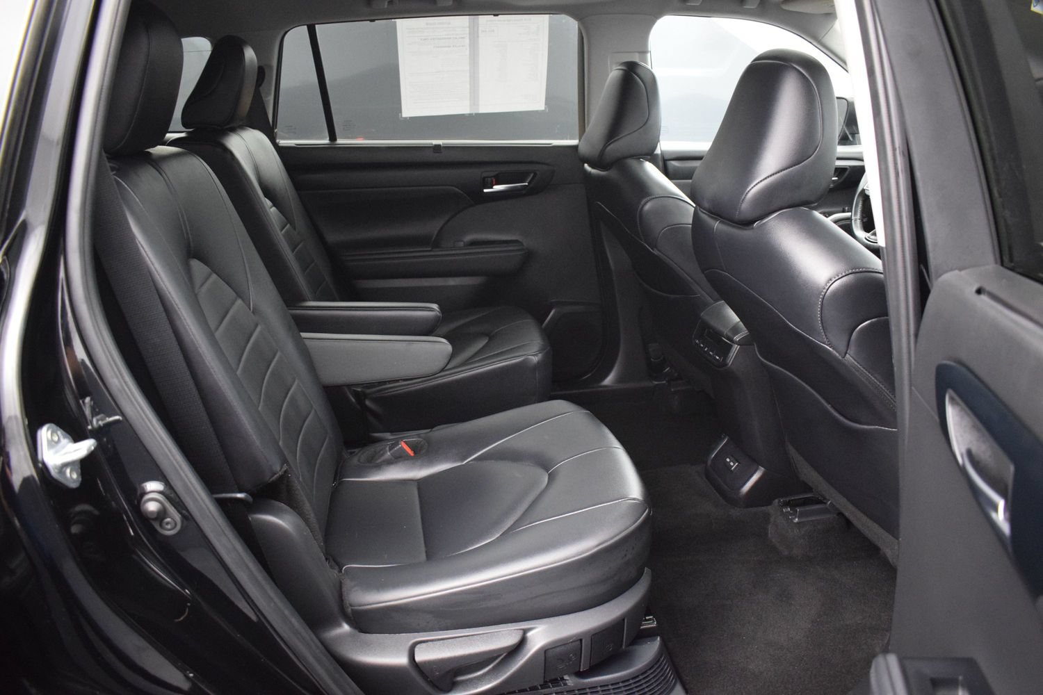 Used 2024 Toyota Highlander XLE AWD/4WD image 11