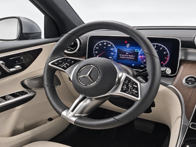 Used 2024 Mercedes-Benz GLC 300 4MATIC image 27