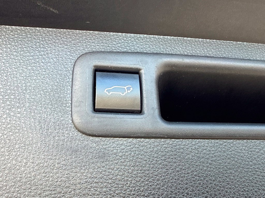 Used 2022 Toyota Highlander XLE FWD image 16