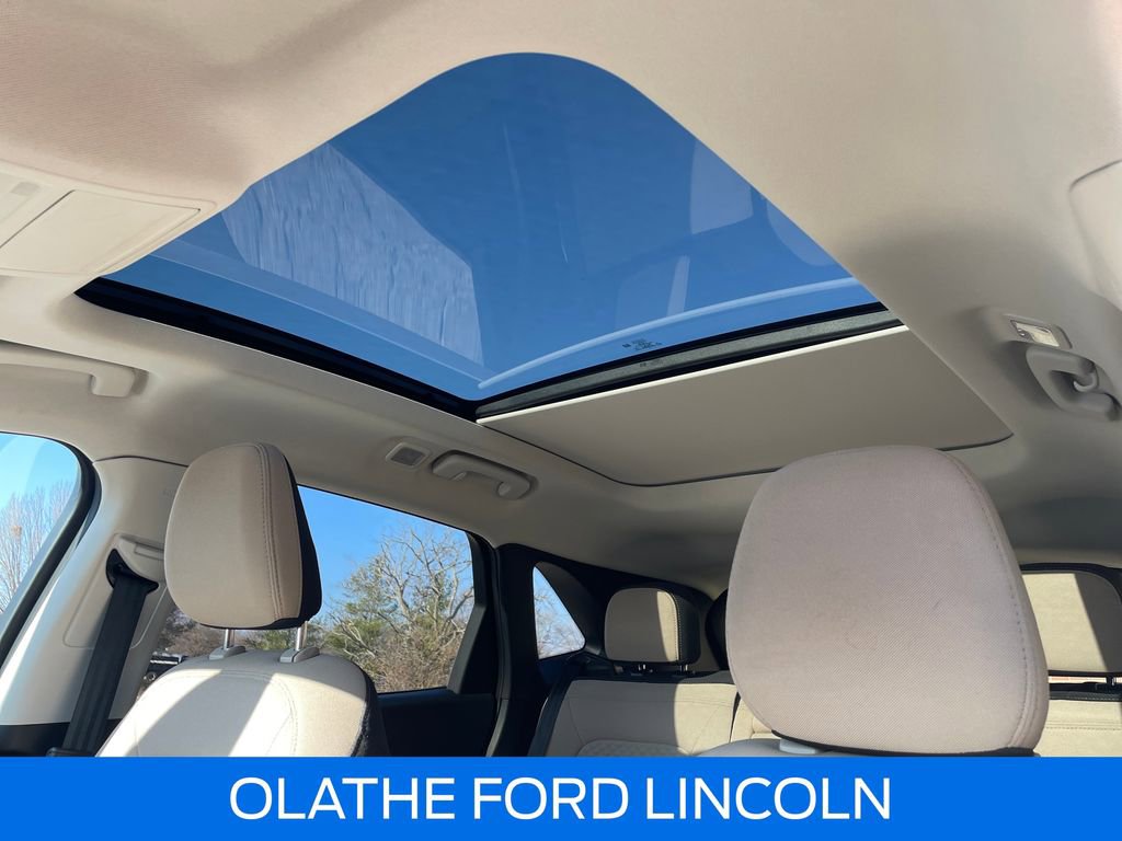 Used 2022 Ford Escape SE w/ SE Sport Appearance Package image 16