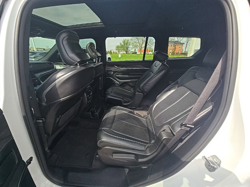 Used 2022 Jeep Grand Cherokee L Overland w/ Luxury Tech Group IV AWD/4WD image 27