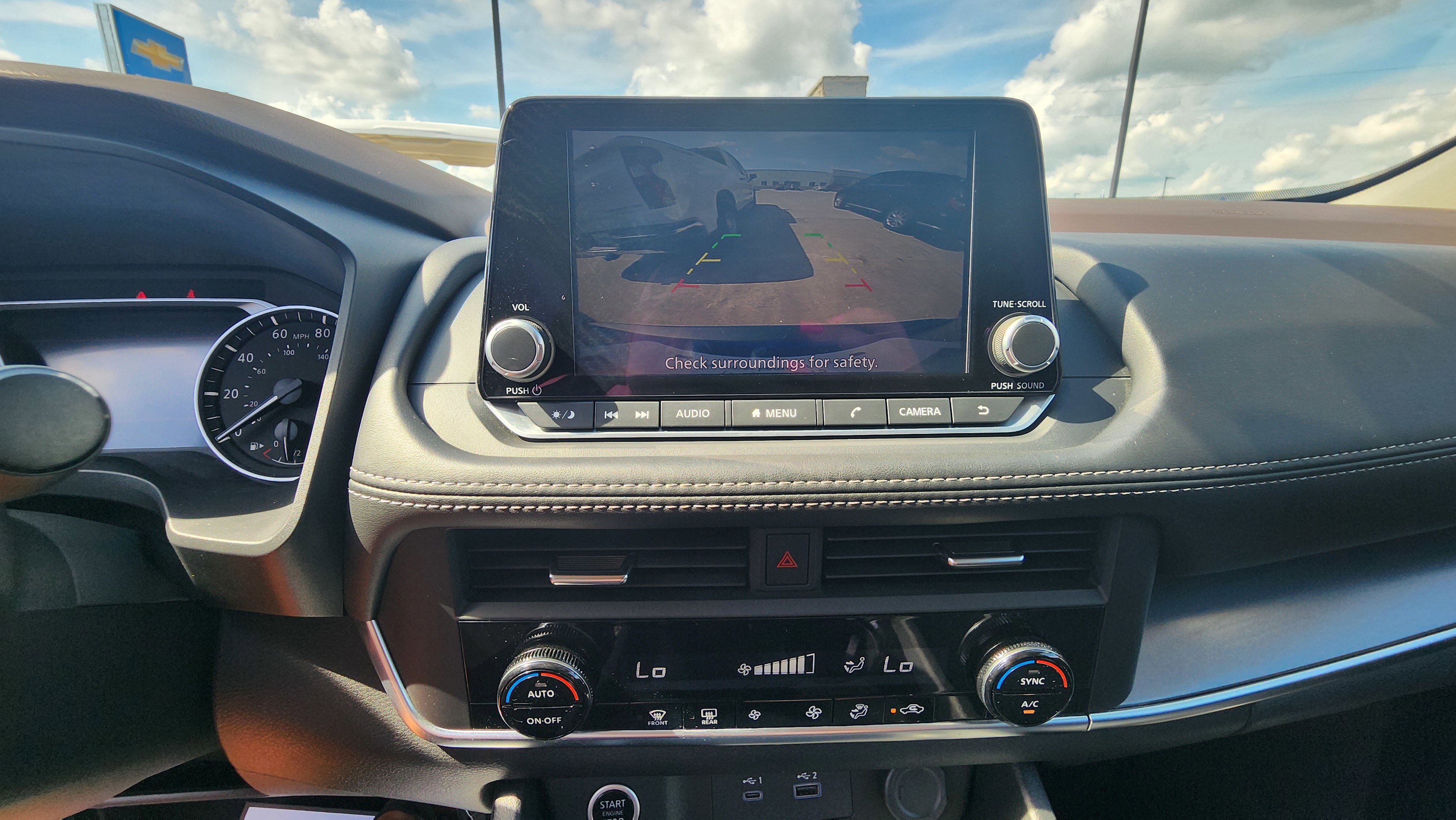 Used 2023 Nissan Rogue SV image 12