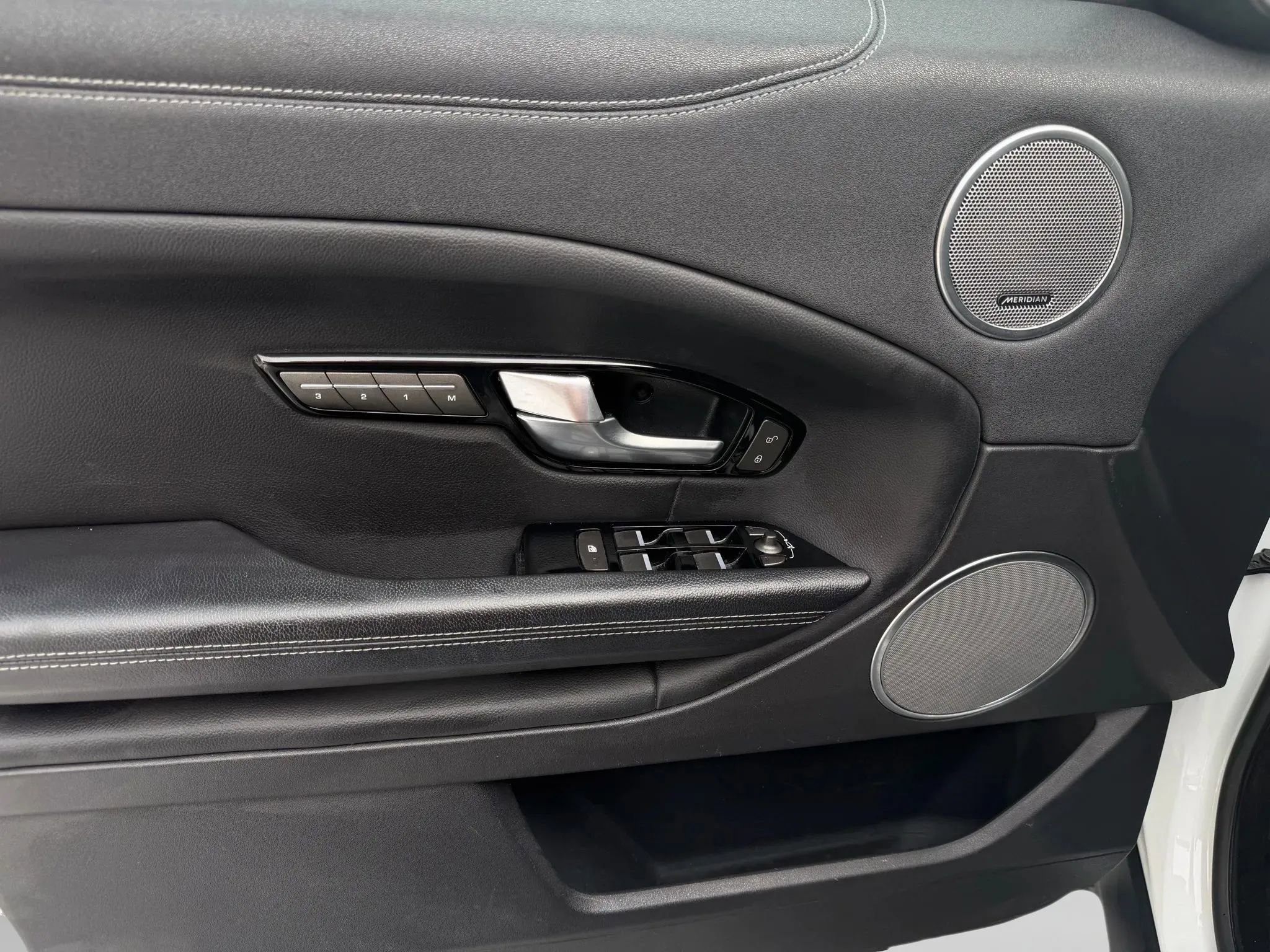 Used 2019 Land Rover Range Rover Evoque image 40