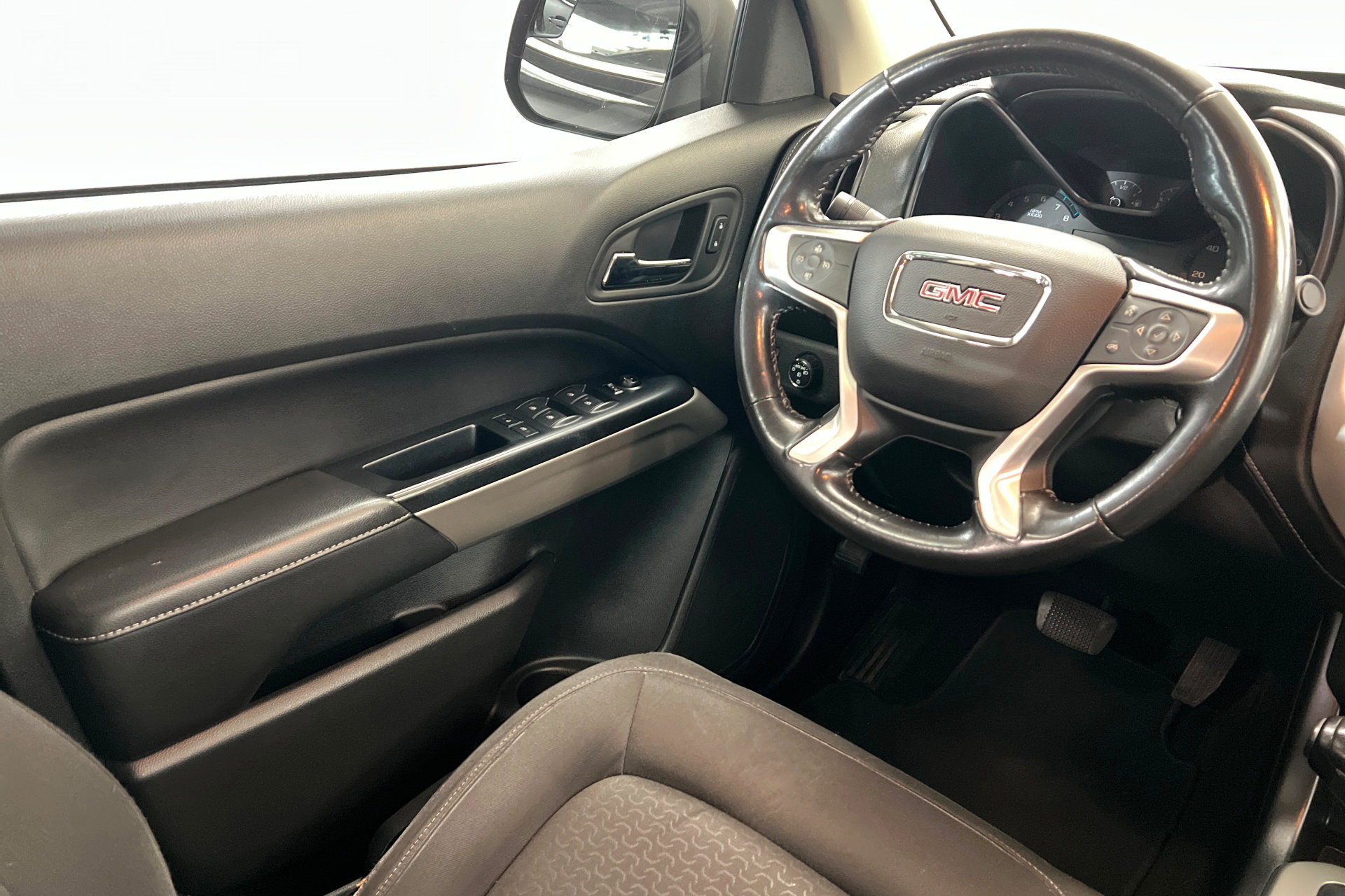 Used 2017 GMC Canyon SLE w/ Nightfall Edition RWD image 12